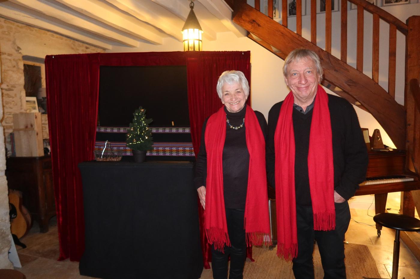 Catherine Hardy et Brieuc Segalen devant leur castelet à rideaux de velours rouge