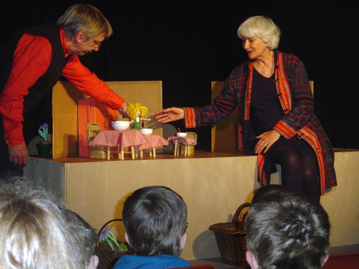Catherine Hardy et Brieuc Segalen en représentation devant un public d’enfants